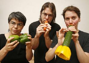 在奧地利維也納，蔬菜樂團成員塔馬拉-威廉、約爾格-皮林格和蘇珊娜-加特邁爾（從左至右）演奏用蔬菜製成的樂器。這個奧地利蔬菜樂團創立於1998年。他們用胡蘿蔔、南瓜、辣椒等蔬菜製成樂器演奏出美妙獨特的音樂，併到世界各地進行演出。