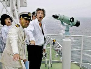 （圖）日本首相小泉從海上視察被俄控制的北方四島