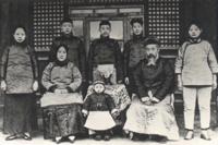 孫熙澤一家，1922年，23歲的孫立人(右三)