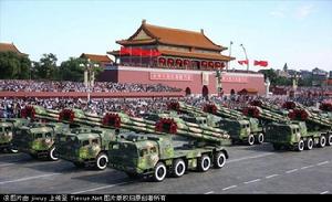 60周年國慶閱兵中PHL03式300毫米火箭炮方陣