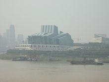 霧中的重慶大劇院