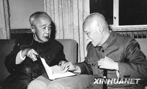 （圖）這是1979年9月27日，胡愈之（左）和葉聖陶在觀看新出版的《辭源》修訂本。