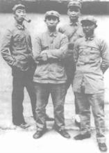 1936年，郭洪濤（左二）在瓦窯堡