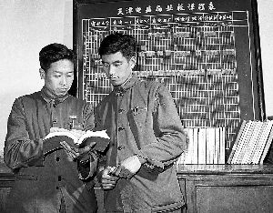 大學數學教師童會文（右），1955年時還是一個僅有高小文化程度的掃盲教員。