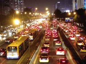 2012年9月24日，東直門附近，車流集中，車行緩慢。