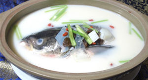 豆腐大蒜魚頭湯