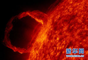 資料圖片:圖為2010年4月21日NASA發布的視頻截圖，顯示太陽動力學觀測衛星(SDO)3月30日拍攝的日珥噴發景象
