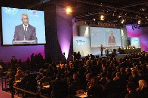 聯合國秘書長安南（螢幕上人物）在突尼西亞首都召開的信息社會世界峰會