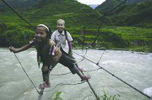 尼爾覺鄉小學生飛索渡河求學