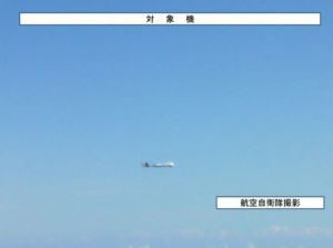 日本防衛省拍到的無人機現場圖