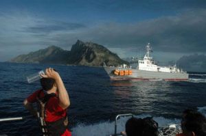 台保釣人士向日本海上保全廳巡邏船投擲寶特瓶