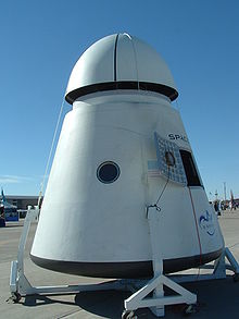 一個SpaceX Dragon工程機於2007年的X-Prize Cup在新墨西哥州霍洛曼空軍基地展出