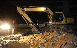 11月22日，在山東省青島經濟技術開發區中石化輸油管道爆燃事故現場，救援人員正積極搶險。
