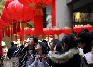 （圖）香港學生在銅鑼灣時代廣場猜燈謎