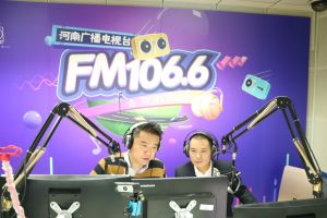 FM1066主持人柯南(左)、小李補胎創始人李沅坤(右)