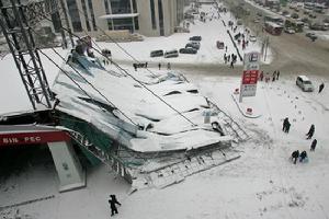 （圖）被雪壓垮的建築物