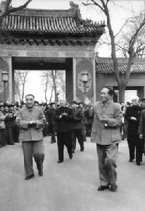 （圖）1960年4月23日，朱德和毛澤東接見參加全國民兵代表會議的全體代表