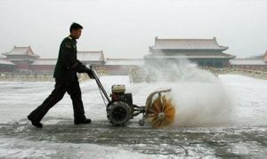 工作人員使用無氯融雪劑除雪