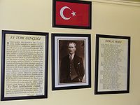 裝飾其國歌歌詞（右側）的土耳其教室