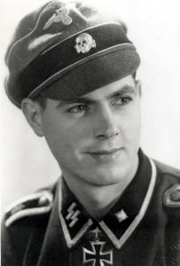 阿爾費來德·施內德爾特（Alfred Schneidereit  1919.10.29-1999.2.21），第1SS“阿道夫·希特勒警衛旗隊”師，1943年12月20日獲騎士十字勳章，單人擊毀四輛T34的步兵王牌