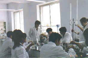 學生在實驗室上動手作實驗