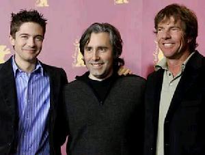 從左到右依次為：Topher Grace、Paul Weitz (導演)、Dennis Quaid