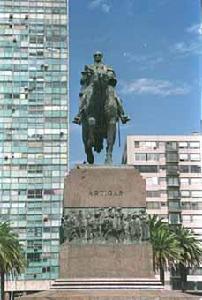 烏拉圭國父阿蒂加斯像（位於獨立廣場）