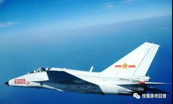 海軍型教練-9後機身有較大改動，但源於殲-7的痕跡仍然顯著