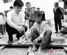崔永元給孩子們穿上夢想的運動鞋