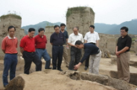 考古學家在鄖縣遼瓦店子遺址現場