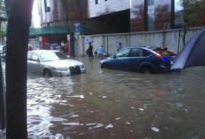 降雨導致路面嚴重積水