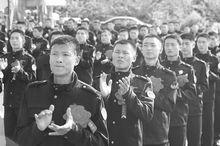 武警海南總隊舉行退伍老兵離隊歡送儀式