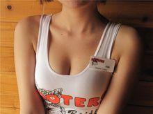 “hooters”在美國俚語裡意為“胸部”