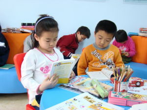 閱覽室認真讀書的孩子們