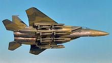 滿載航空炸彈的F-15B展覽機