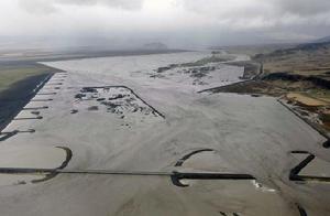 海岸巡邏隊的空照圖顯示，沿著冰島而建的一號高速公路，有一段因為洪水犯濫而斷成數截。