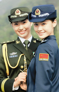 著禮服的女軍官