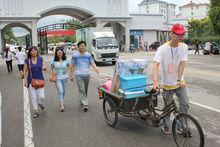 校內志願者幫助新生運送行李