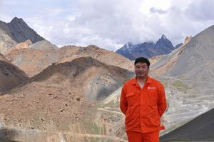 西藏5300m冰川遺蹟處工作照