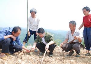 大學生村官葉為同村民在一起