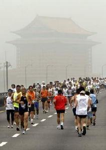 大陸沙塵伴隨冷空氣南下台灣，馬拉松選手在一片灰濛濛中行進