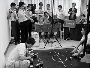 第六屆全國機器人足球錦標賽暨2005年FIRA世界盃機器人足球賽中國隊選拔賽上，河海大學在參賽的52所高校中脫穎而出，一舉獲得半自主11對11和半自主3對3兩個項目的冠軍，並取得了代表中國參加在新加坡舉行 的2005年FIRA世界盃機器人足球賽資格。圖為河海大學常州校區師生組成的“河海大學e龍隊”在激烈的比賽中。