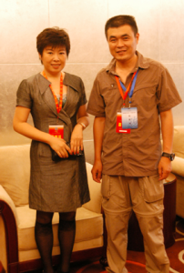 2010年6月中心主任舒磊參加海峽兩岸關愛下一代成長論壇，和著名學者于丹合影。