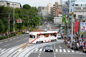 行駛在飛鳥山交叉口的花電車　拍攝於2011年10月1日