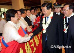 11月19日下午，中共中央政治局常委、全國政協主席賈慶林抵達菲律賓馬尼拉出席第十屆世界華商大會。