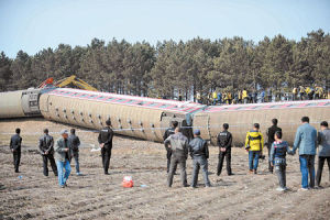 由黑河開往哈爾濱的K7034次旅客列車運行至綏北線海倫至東邊井區間6節車廂發生脫線事故