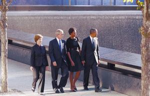 圖為9月11日，在美國紐約世界貿易中心遺址“9·11”紀念園，參加“9·11”事件十周年紀念活動的美國總統歐巴馬及夫人米歇爾、前總統布希及夫人勞拉（從右至左）經過刻有遇難者名字的水池旁。