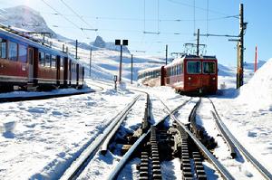 先從采爾馬特乘登山火車到Gornergrat，據說這裡是觀賞馬特宏峰的最佳位置，坐齒輪火車扶搖直上，平地拔起兩千米真是一種暢快。而窗外是一片銀裝素裹，好不妖嬈。