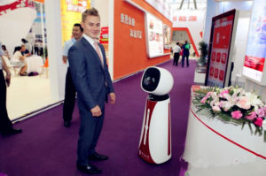 俄羅斯參展客商在中行展區與智慧型機器人交流