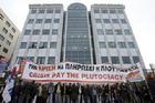 希臘工會成員堵塞雅典證券交易所大門，抗議經濟緊縮政策